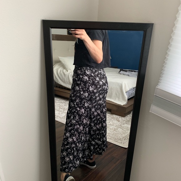 Uniqlo - High Waisted Floral Skirt - Picture 2 of 4